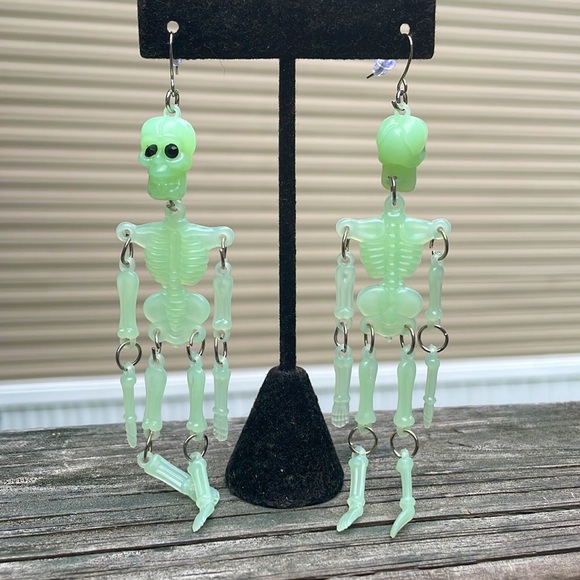 ⚜️Glow In the Dark Skeleton Earrings! NWT! - Picture 3 of 3